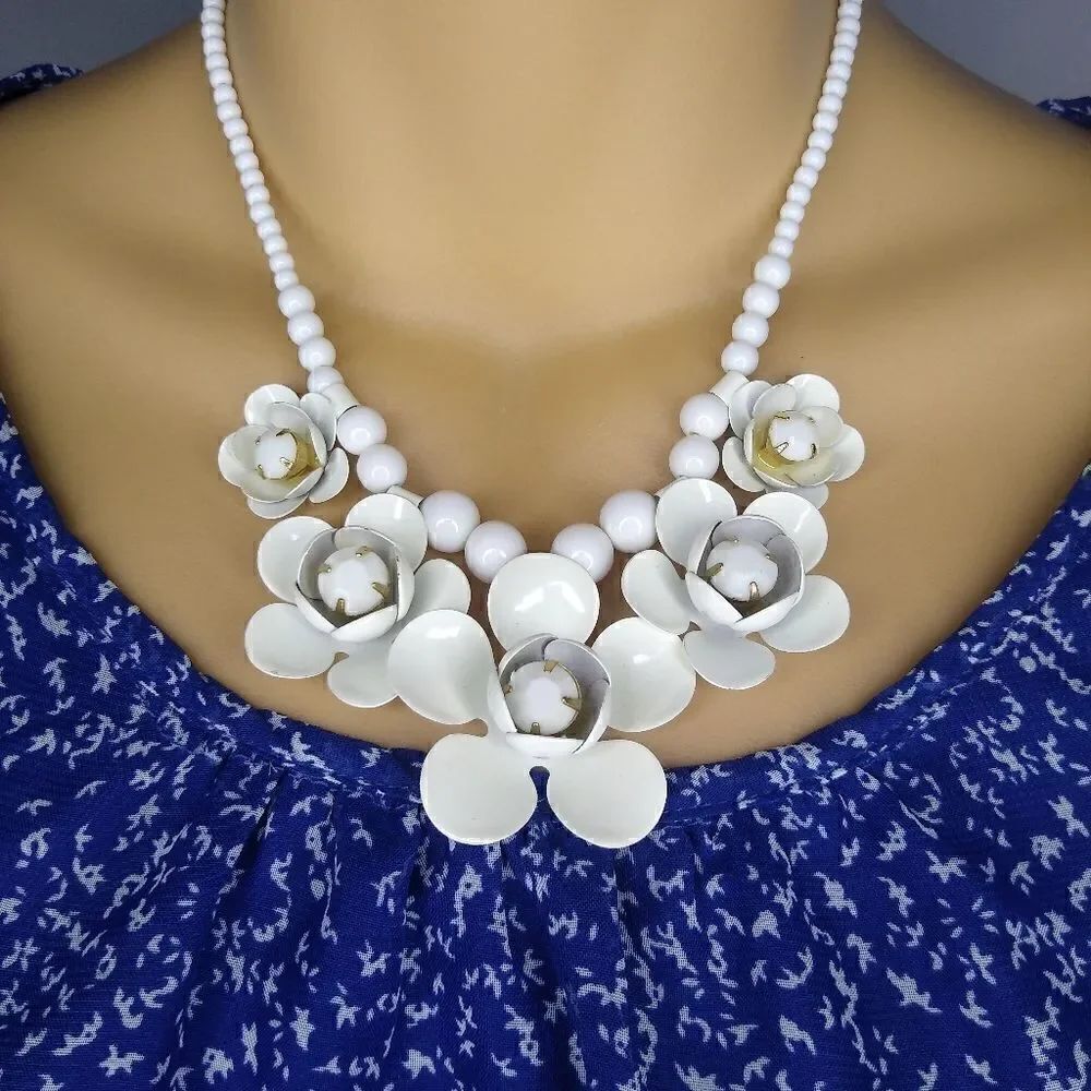 Charming Charlie White Flower Necklace